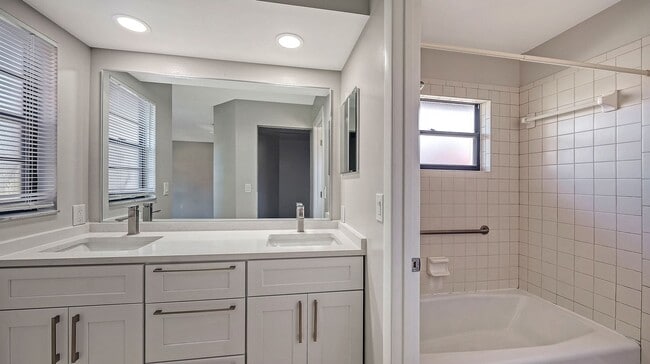 Building Photo - Renovated 2/2 Home with Garage in South Sarasota