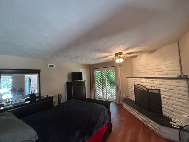 Building Photo - RURAL CHARM ON TOP OF THE HILLS IN VISTA