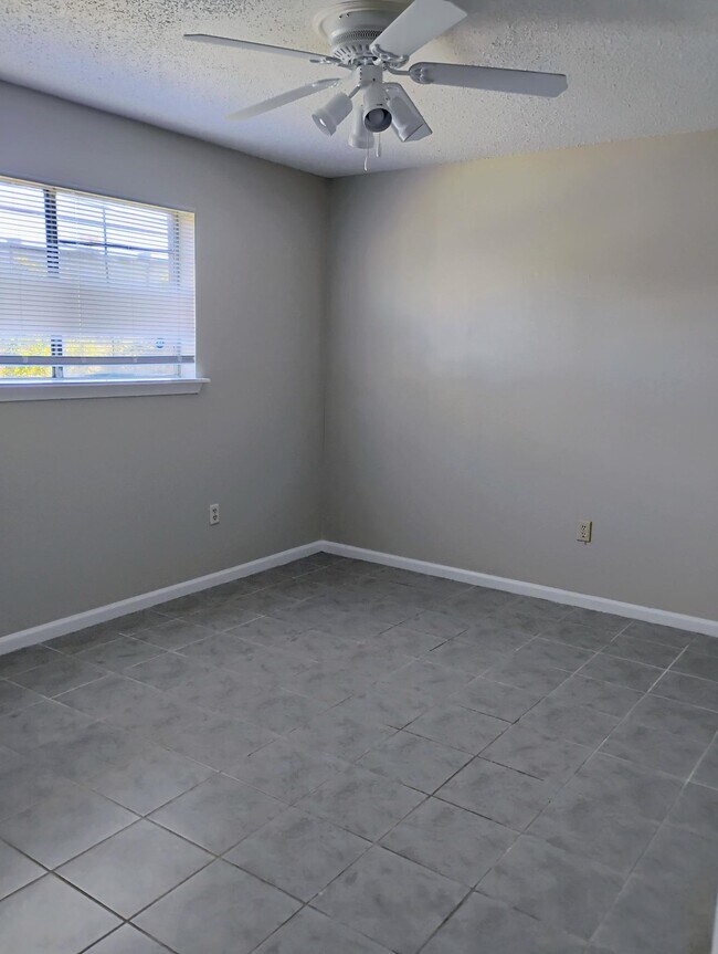 Building Photo - 1724 Cedar Lake Dr