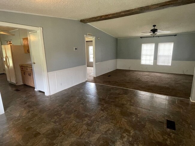Building Photo - 3 BEDROOM LOCATED ON SHADED ACRE LOT