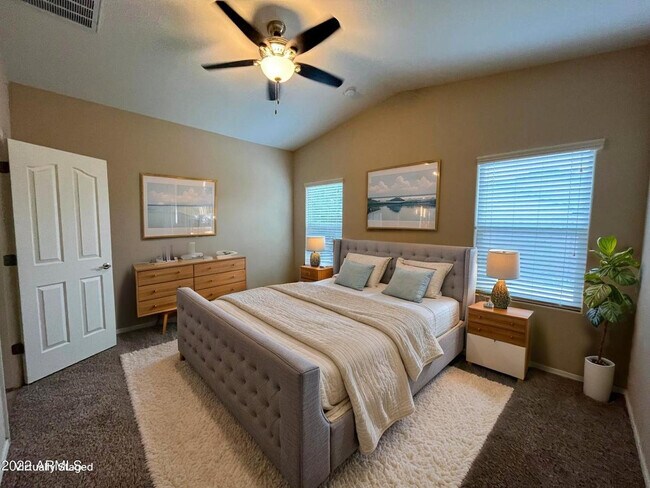 Building Photo - 2656 E Gillcrest Rd