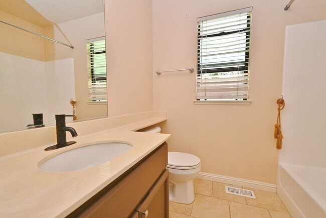 Building Photo - $3,540 / Bright & Spacious 3BR/ 2.5BA Town Home in Newark City