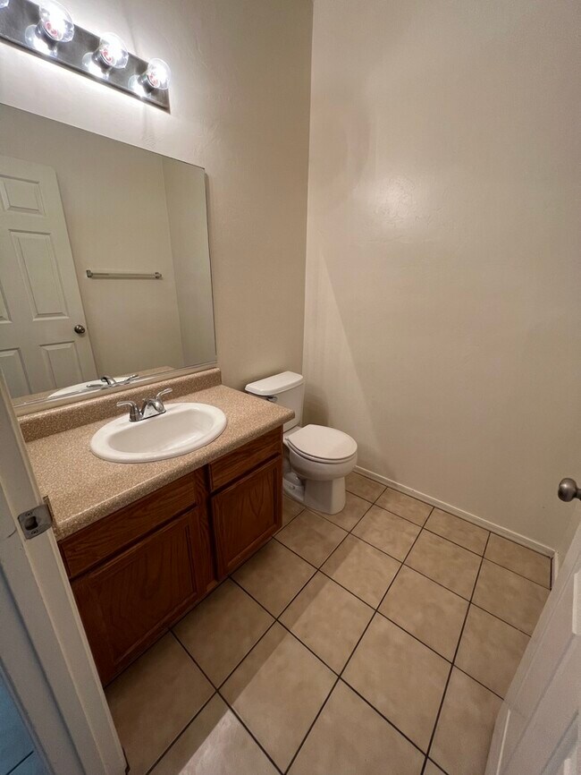 Building Photo - HOUSE FOR RENT