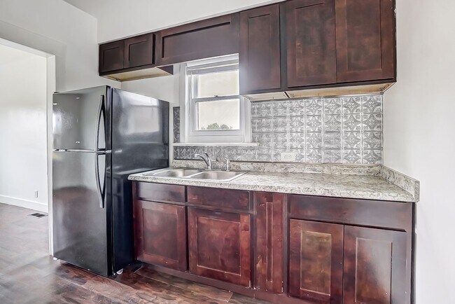 Building Photo - Cozy 3 bedroom w/backyard