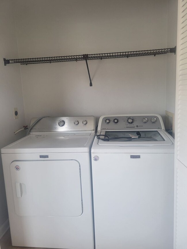 Building Photo - Newly remodelled 3 bedroom 2.5 bath townhouse