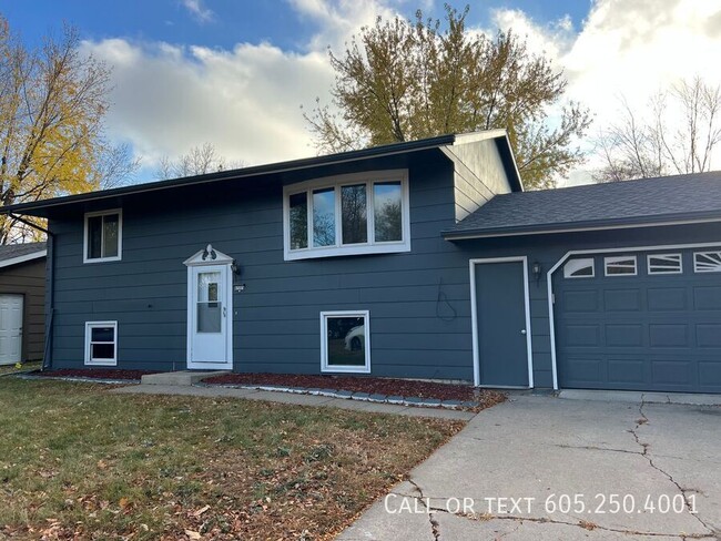 Building Photo - 4 bed 2 bath Newly Remodeled Home with att...