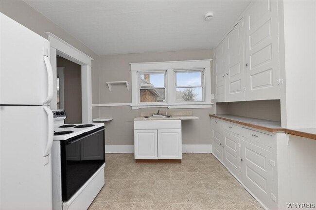 Building Photo - 2463 South Ave