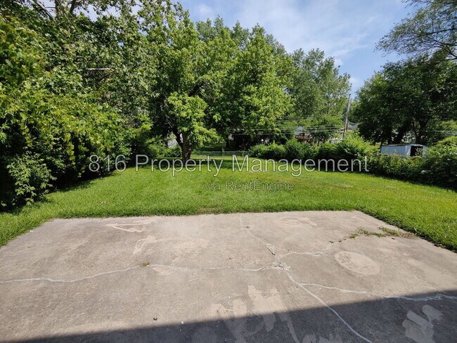 Building Photo - 7941 NE San Rafael Dr