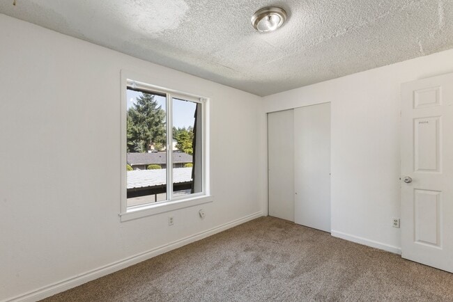 Building Photo - Spacious Apartment in Cozy Tacoma Neighbor...