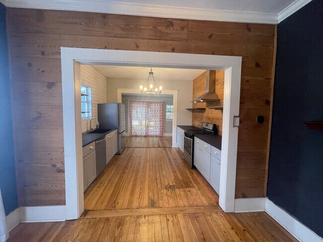 Building Photo - Woodlawn Gem!!