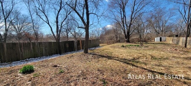 Building Photo - 4912 N Sycamore Dr