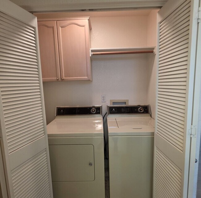 Building Photo - Clayton Single Story 3bd/2ba - Bright open living w/new flooring