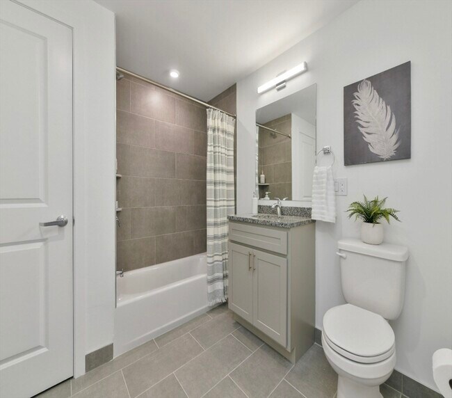 Building Photo - 585 Essex St