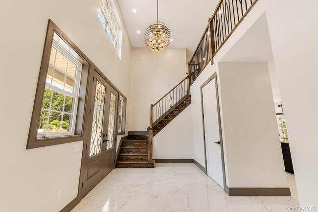 Building Photo - 2 Hallock Ct