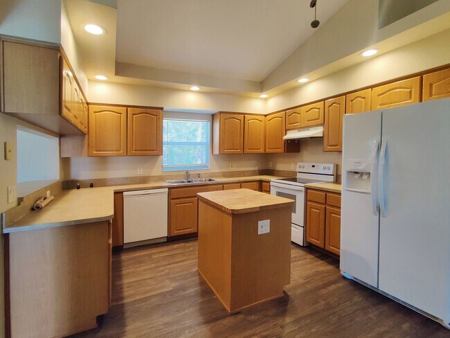 Building Photo - 3 bedroom, 2 bath rental in the Royal High...