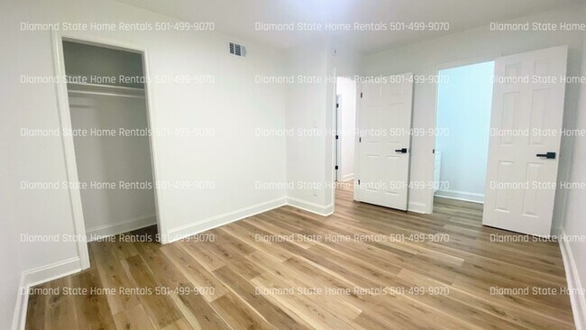 Building Photo - 428 N Oak St