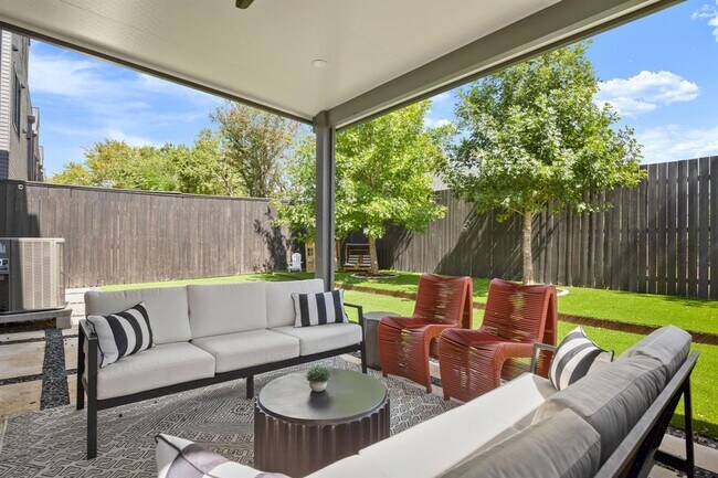 Building Photo - 3406 E 17th St