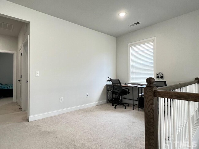 Building Photo - End Unit Luxary Townhome for Rent Apex