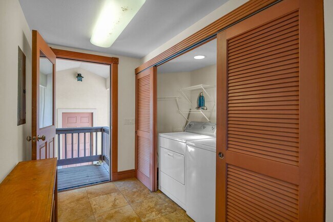 Building Photo - Launiupoko Long-Term Rental – Panoramic Views & Central A/C