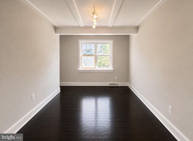 Building Photo - 256 W Beidler Rd