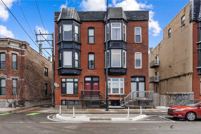 Building Photo - 111 S Paulina St