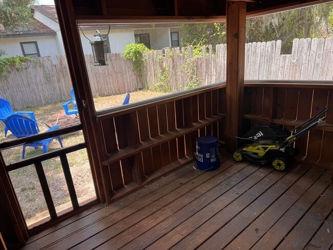 Building Photo - 2 Bed 2 Bath Home in Seranola Manor ! Fenced in YARD!