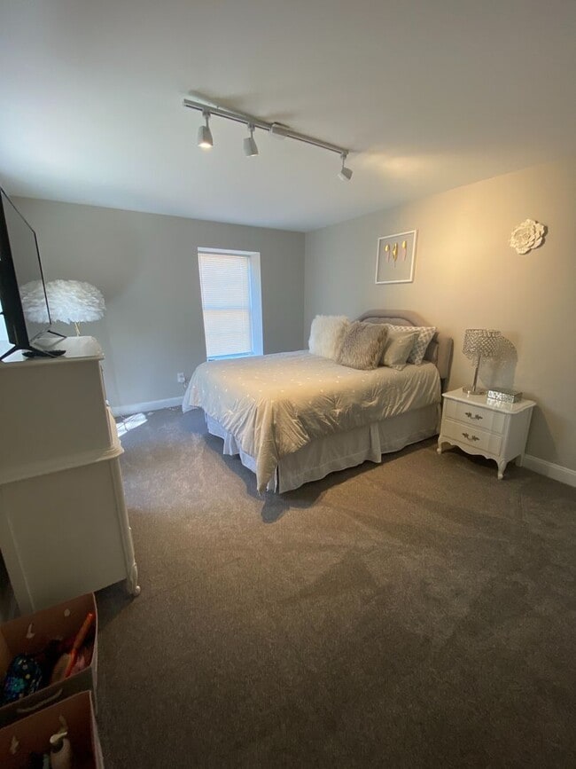 Building Photo - Beautiful & Fully Renovated 2 Bedroom / 1....