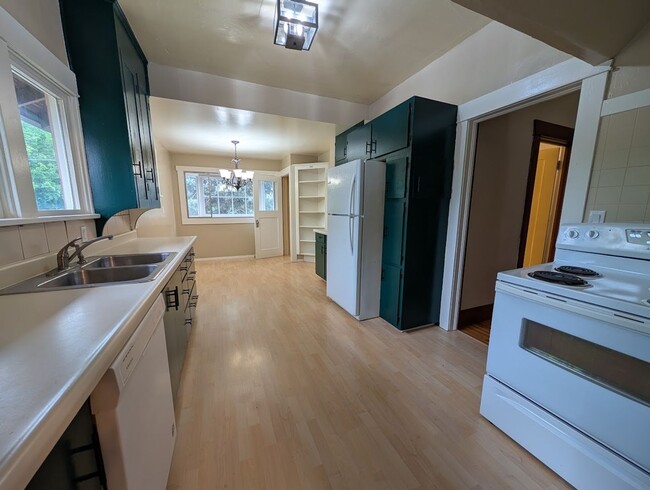 Building Photo - 4 Bedroom 2 Bath Pet-Friendly Normal Hill House