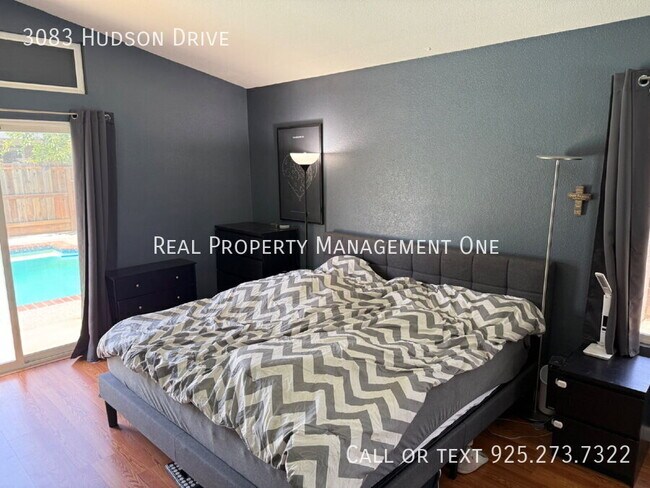 Building Photo - 3083 Hudson Dr