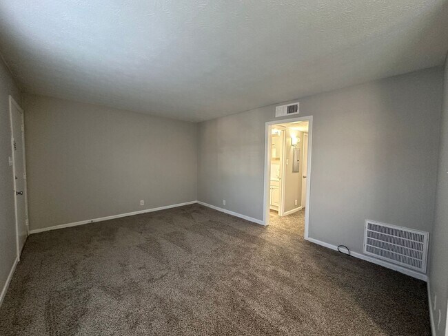 Building Photo - Parkway Apartments – Convenient 2-Bedroom ...