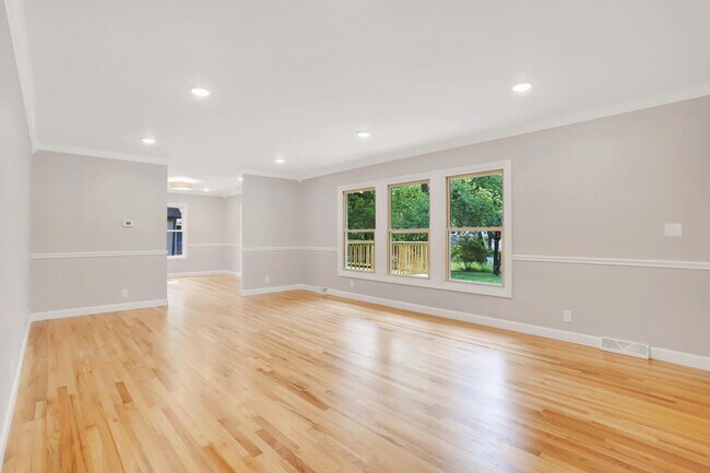 Building Photo - 1101 E Pin Oak Dr