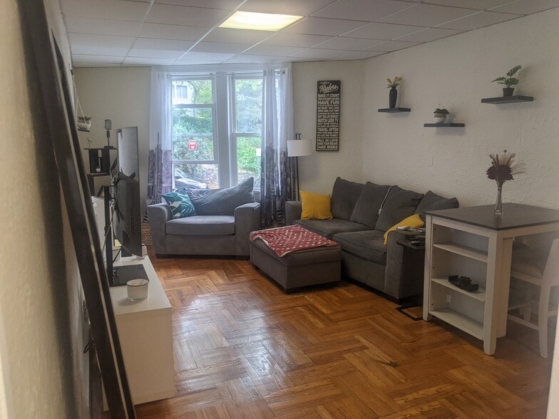 LIVING ROOM - 2 Grant St