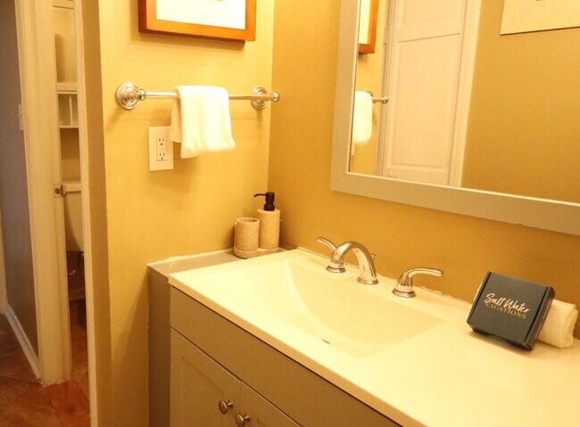 Building Photo - "Coastal Comfort Awaits: Furnished 2-Bed Condo with Pool in Destin!"