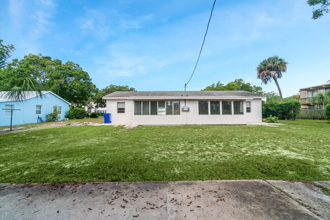 Building Photo - Downtown Vero Location - 2/1 Duplex