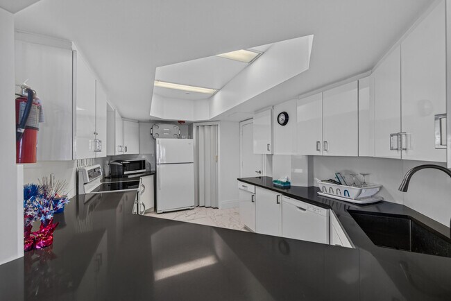 Building Photo - 1440 S Ocean Blvd