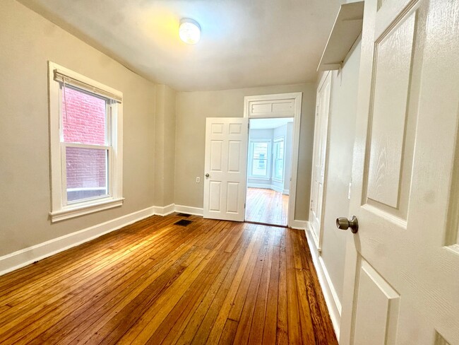 Building Photo - 3 BR, 1 Bath home Fenced in Yard