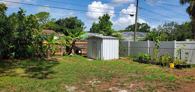 Building Photo - QUIET AND WELL MAINTAINED NEIGHBORHOOD