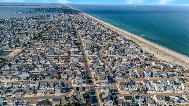 Building Photo - 102 W Colony Rd