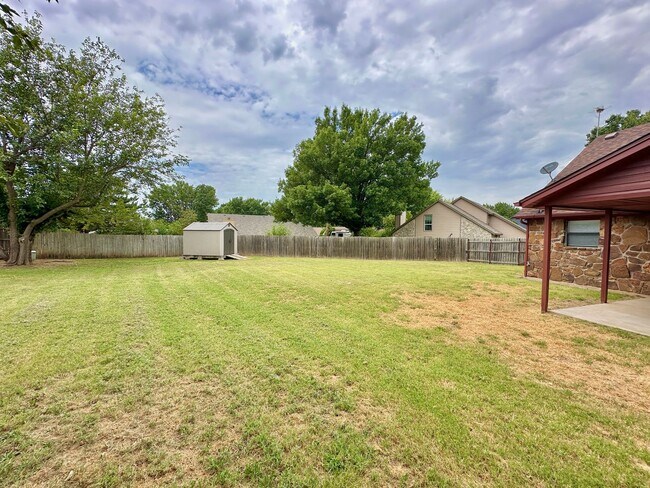 Building Photo - 2502 NE Kingsbriar Pl