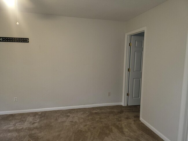 Building Photo - 1540 Pine View Dr