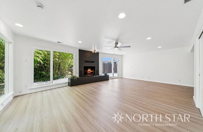 Building Photo - Newly renovated stunning lakefront home.
