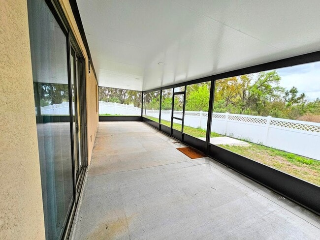 Building Photo - Polk City Gem