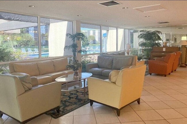 Building Photo - 2216 N Cypress Bend Dr