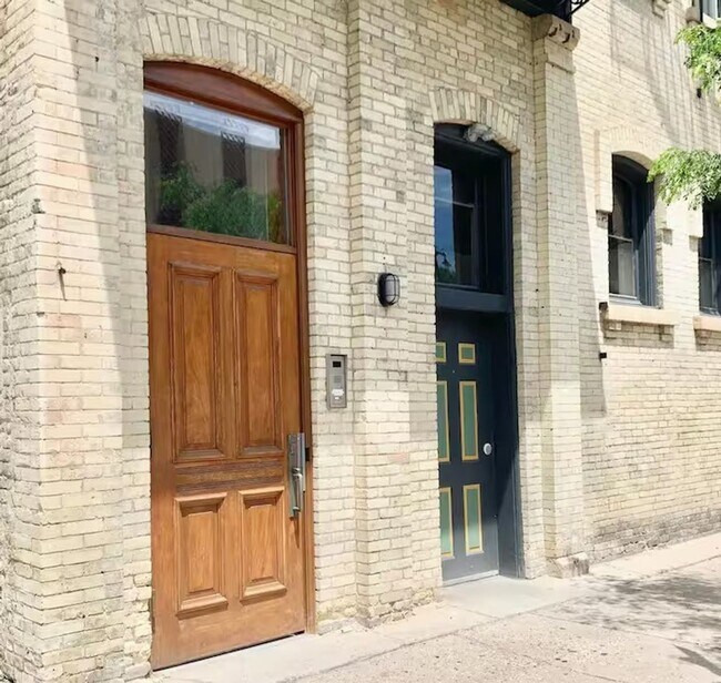 Building Photo - 2000 Sq./Ft. Upper Floor Unit in Heart of Downtown MKE