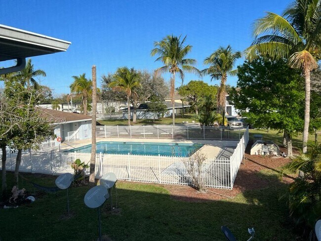 Building Photo - 617 Ixoria Ave