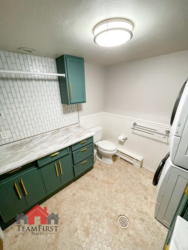 Building Photo - 910 Pine Ridge Dr