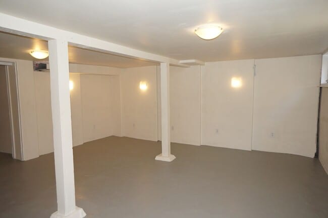 Building Photo - NE Portland 3 bedroom Rose City Park