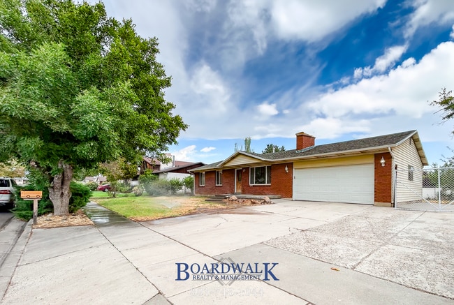 Building Photo - Great 5 Bed Now Available in Riverton