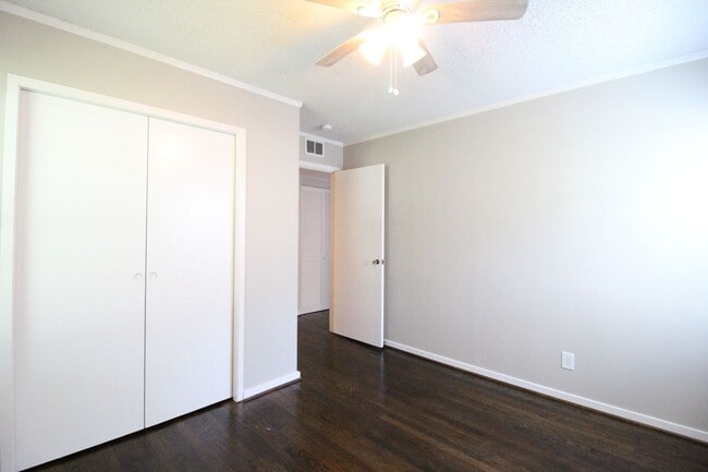 Building Photo - 4 Bedroom 2 Bath Updated Home In Overland Park