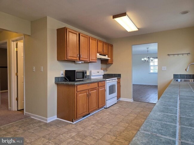 Building Photo - 28 Briar Ln